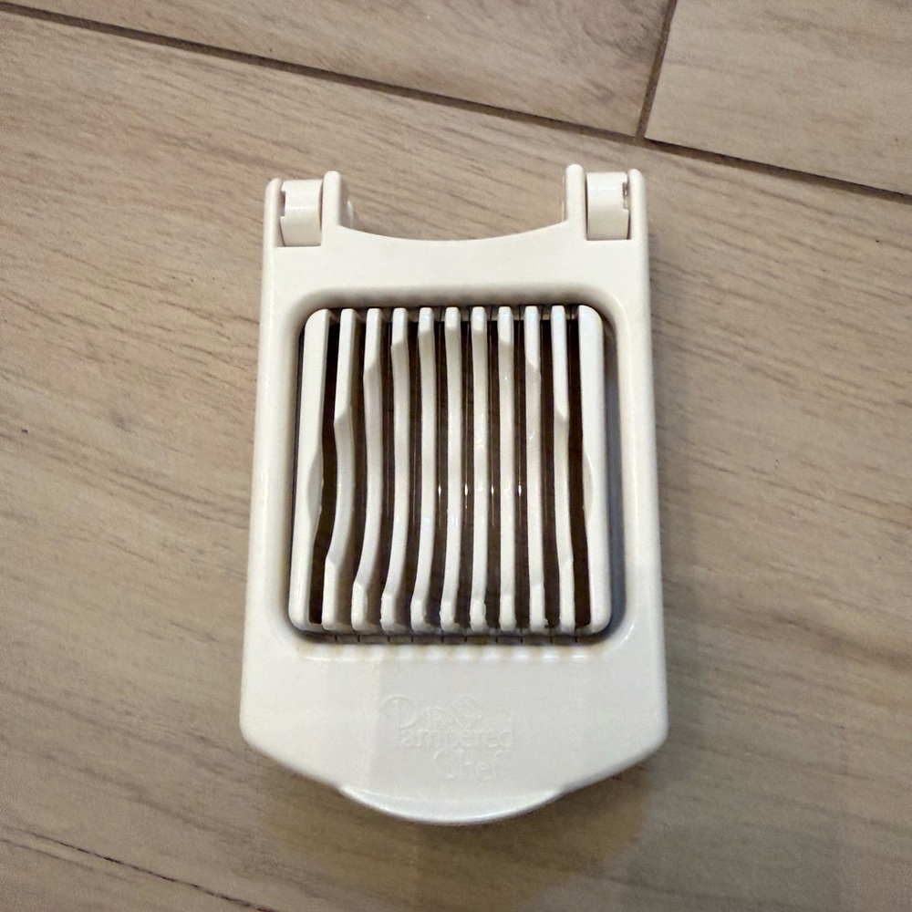 Pampered chef egg slicer